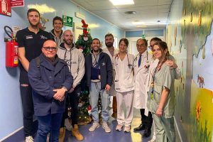 Sport - Pallacanestro - Stella azzurra - Giocatori e staff in visita al reparto di pediatria di Belcolle