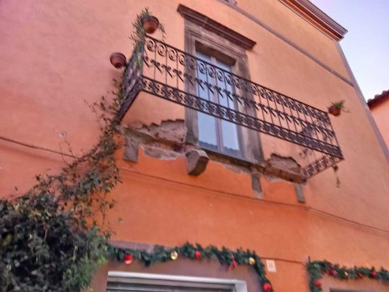 Tuscania - I danni provocati dal passaggio del camion