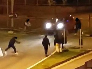 Fabrica di Roma - Ragazzini si buttano davanti alle auto in corsa