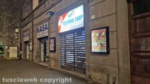 Viterbo - Furto con scasso nella notte al negozio di telefonia di piazza della Rocca