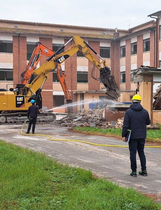 Orte - I lavori per la demolizione della scuola media Antonio Deci