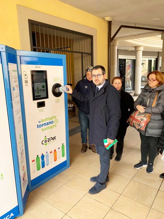 Civita Castellana - Installazione dell'eco-compattatore Coripet e partenza progetto "da bottiglia in bottiglia"