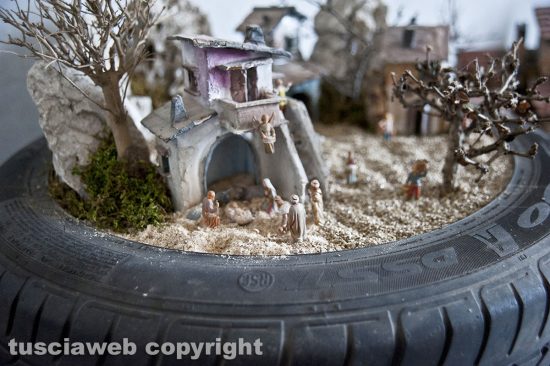 Ronciglione - Presepe di Bruno Fiata all'interno di una gomma di auto