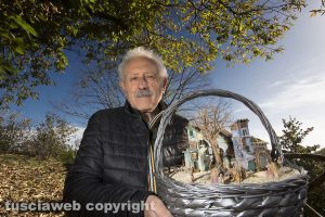 Ronciglione - Bruno Fiata con il presepe di all'interno di un cestino