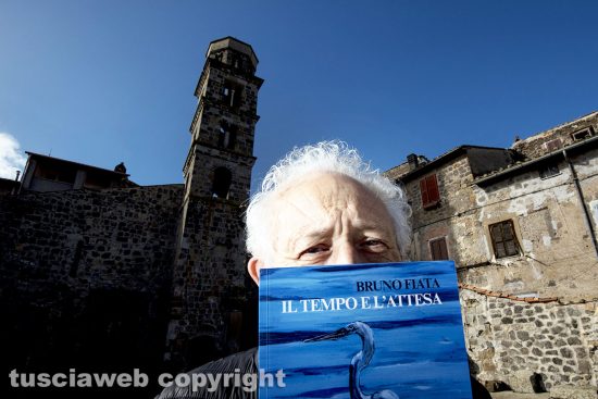 Bruno Fiata con la chiesa di Sant'Andrea