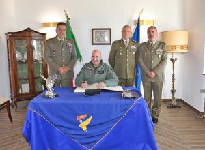 Il comandante delle forze aeree austriache firma l'albo d'Onore