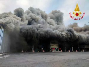 Roma - A fuoco l'impianto dei rifiuti di Malagrotta