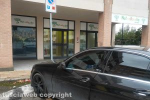 Viterbo - Il parcheggio per disabili occupato