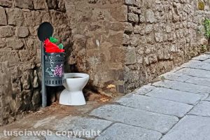 Viterbo - Il water abbandonato in via Bellavista