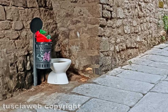 Viterbo - Il water abbandonato in via Bellavista