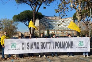 Lo striscione di Legambiente davanti alla regione Lazio