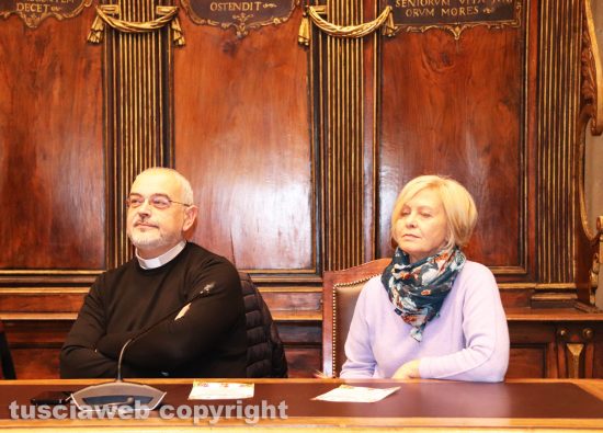 Viterbo - Conferenza stampa L'Arte del Natale - Da sinistra don Massimiliano Balsi e Beatrice Ciprini