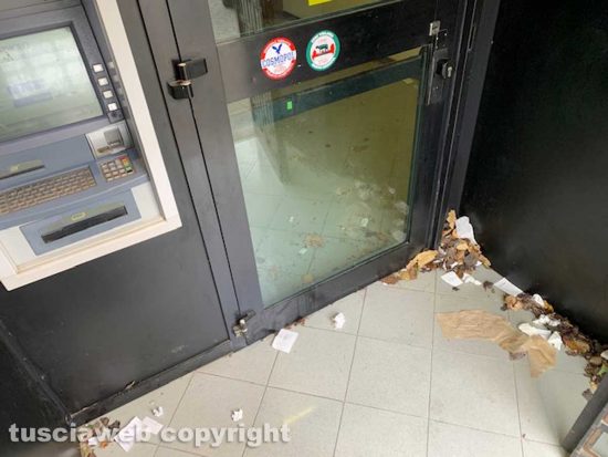 San Martino al Cimino - L'area del bancomat sporca