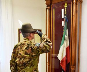 Monte Romano - Il Gen. C.A. Massimo Panizzi saluta la bandiera di guerra dell'80esimo reggimento Roma