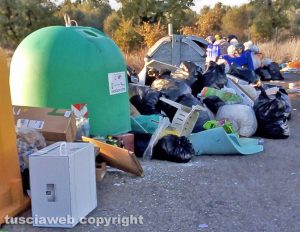 Viterbo - Lo stato di degrado al piazzale del cimitero