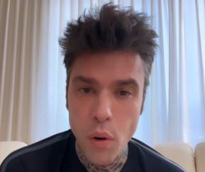 Fedez contro i rumors sui social che hanno augurato la morte al figlio Leone