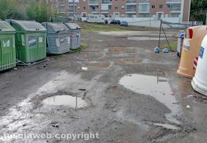 Viterbo - Colle verde - Pozzanghere nell’area per differenziare i rifiuti