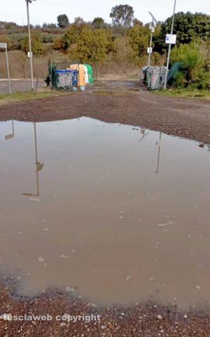 Viterbo - Colle verde - Pozzanghere nell’area per differenziare i rifiuti
