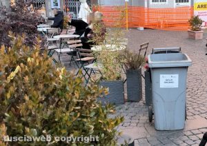 Viterbo - Secchione dei rifiuti in piazza del Plebiscito
