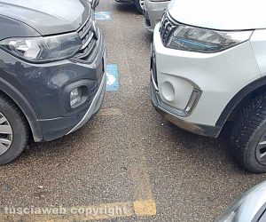 Belcolle - Auto parcheggiate nei posti per disabili