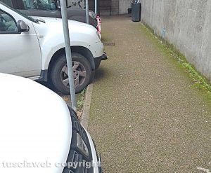 Belcolle - Auto parcheggiate nei posti per disabili