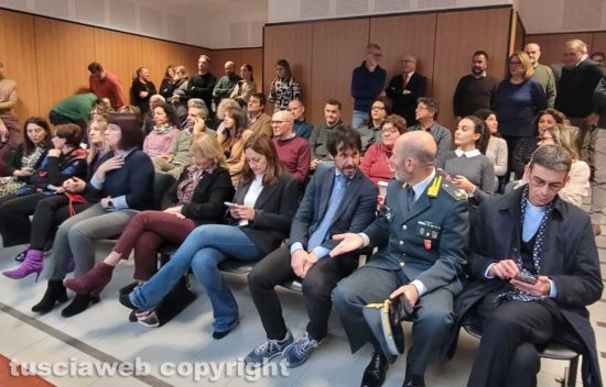 Tribunale - Personale, addetti ai lavori e ospiti nell'aula 6 per gli auguri di Natale e la benedizione del vescovo Piazza