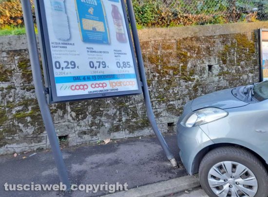 Viterbo - Scontro tra auto in via della ferrovia, una finisce contro un cartello pubblicitario