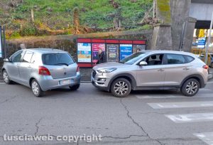 Viterbo - Scontro tra auto in via della ferrovia, una finisce contro un cartello pubblicitario