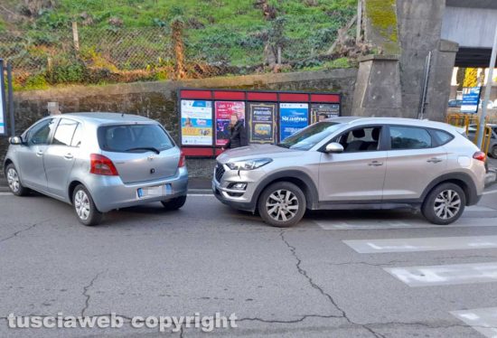 Viterbo - Scontro tra auto in via della ferrovia, una finisce contro un cartello pubblicitario