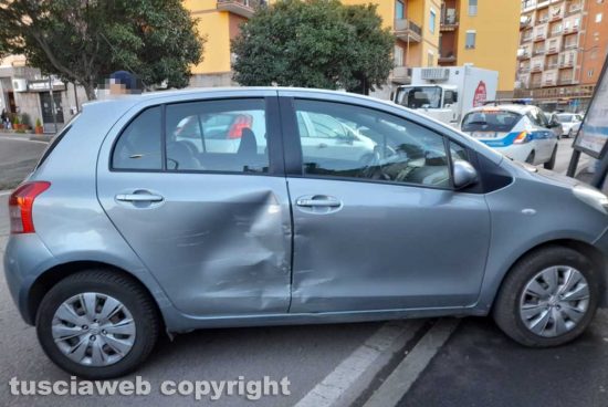 Viterbo - Scontro tra auto in via della ferrovia, una finisce contro un cartello pubblicitario