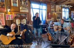 L'avvocato Mario Rosati, in Sardegna, canta con Cristiano De André e Istentales