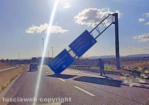 Viterbo - Crolla un cartellone sulla superstrada all’altezza dell’uscita per Vetralla