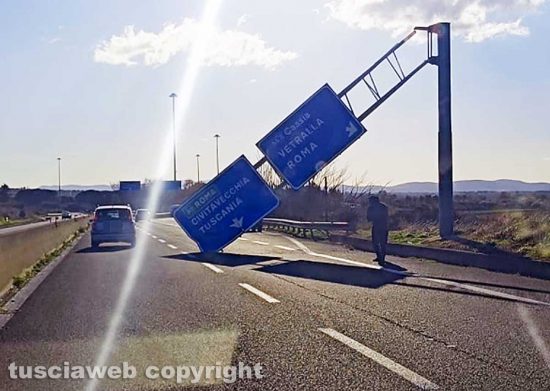 Viterbo - Crolla un cartellone sulla superstrada all’altezza dell’uscita per Vetralla