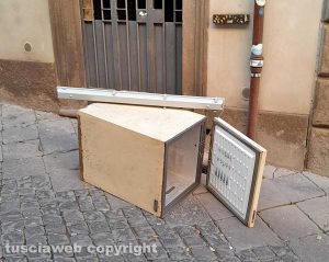Viterbo - Un congelatore abbandonato in largo Cesare Battisti