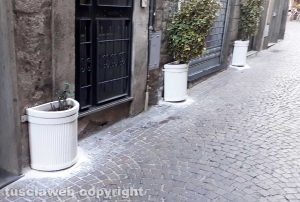 Viterbo - Via Saffi - Le fioriere verniciate