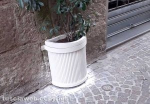 Viterbo - Via Saffi - Le fioriere verniciate