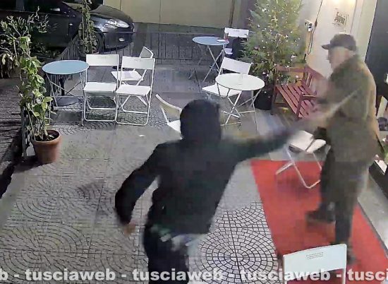 Vetralla - Ubriaco al bar aggredisce il titolare col macheteVetralla - Ubriaco al bar aggredisce il titolare col machete
