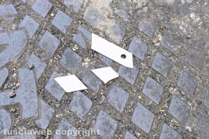 Viterbo - Pezzi di taglierino in via Rossini