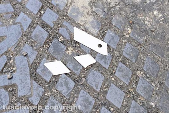 Viterbo - Pezzi di taglierino in via Rossini