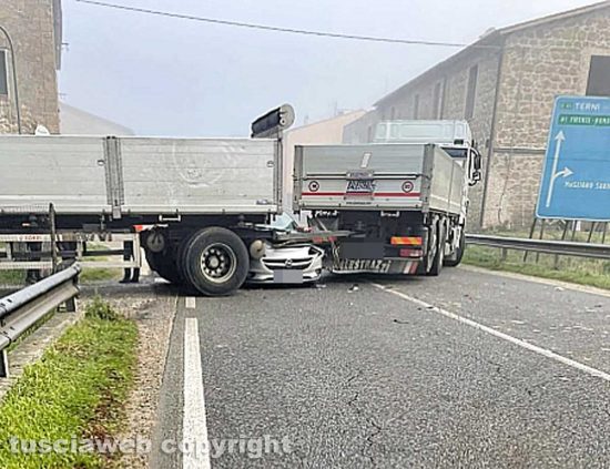 Magliano Sabina - Auto sotto al camion