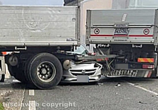Magliano Sabina - Auto sotto al camion