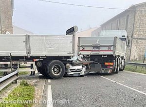 Magliano Sabina - Auto sotto al camion