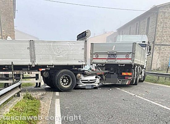 Magliano Sabina - Auto sotto al camion