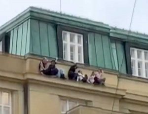 Praga - Gli studenti rifugiati sul tetto dell'università