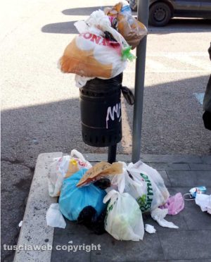 Viterbo - Immondizia a porta San Leonardo