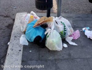 Viterbo - Immondizia a porta San Leonardo