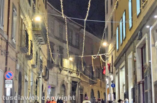 Viterbo - Luminarie spente su Corso Italia