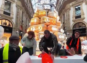 Gli attivisti climatici gettano della vernice sull'albero natalizio di Gucci a Milano