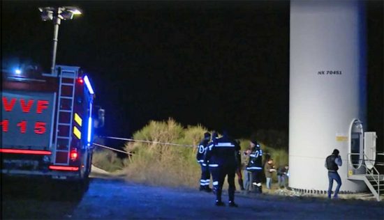 Campomaggiore - I vigili del fuoco e i carabinieri indagano sulla morte di Riccardo D'Angeli trovato morto folgorato vicino a una pala eolica 