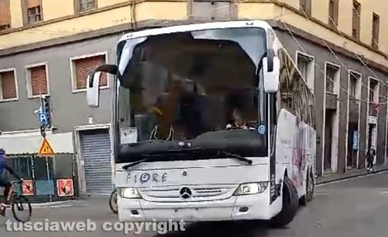 Viterbo - Il palco del concerto di Cristina D'Avena blocca gli autobus e il traffico - Un grosso pullman fa manovra a piazza Verdi